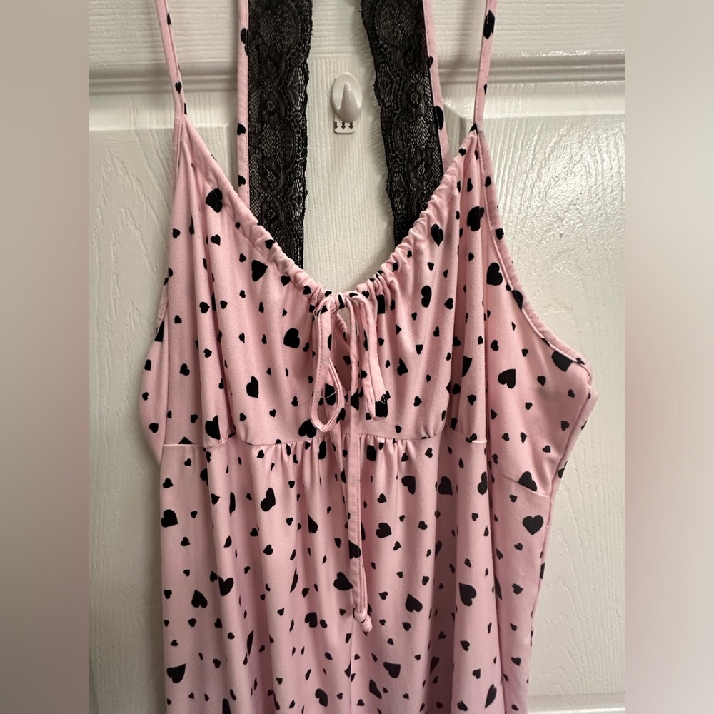 2X (20W-22W) Secret Treasures nightie. Pink with black hearts. Adjustable straps - Picture 2 of 6